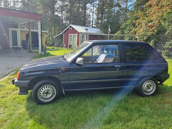 Opel Corsa 2 of 4