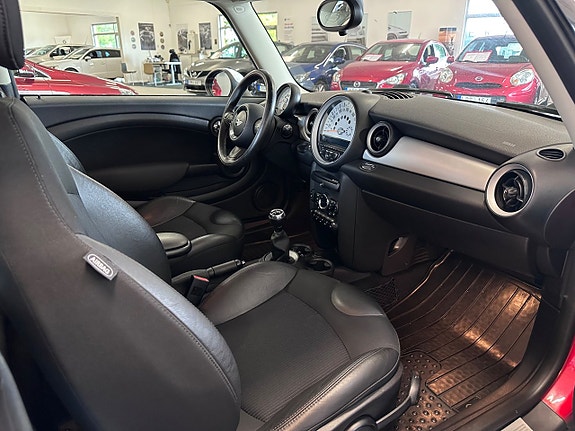 MINI Cooper 17 of 18