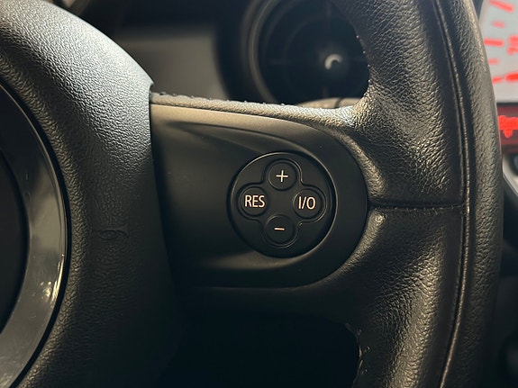 MINI Cooper 13 of 18