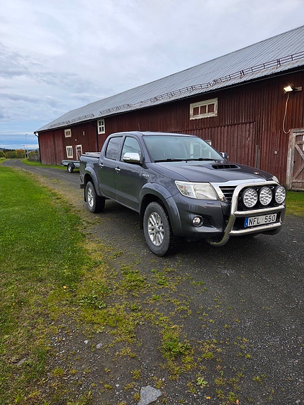 Toyota HiLux 2 of 4