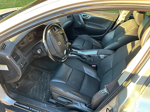 Volvo V70 3 of 12