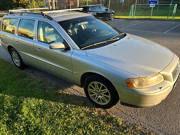 Volvo V70 2 of 12