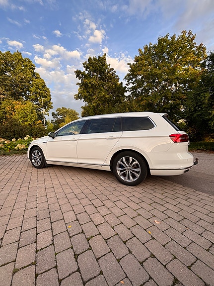 Volkswagen Passat 2 of 6