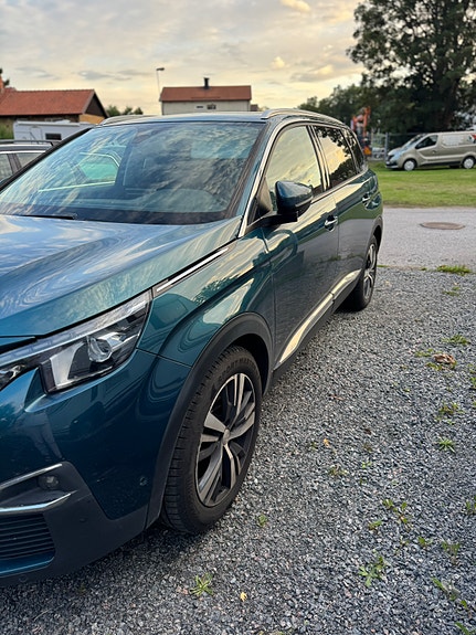 Peugeot 5008 2 of 5