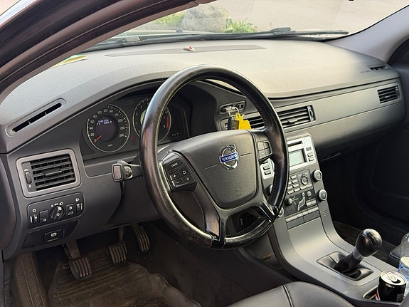 Volvo V70 3 of 5