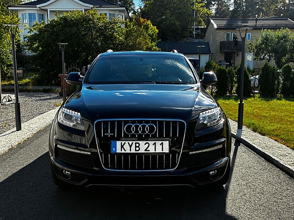 Audi Q7 2 of 12