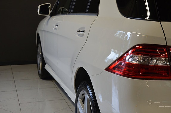 Mercedes-Benz ML350 5 of 23