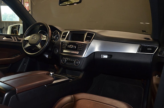 Mercedes-Benz ML350 11 of 23