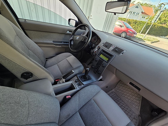 Volvo V50 2 of 25