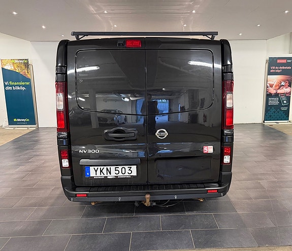 Nissan NV300 7 of 18