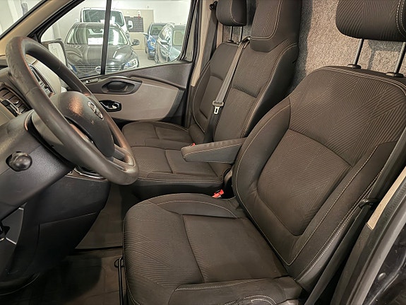 Nissan NV300 13 of 18