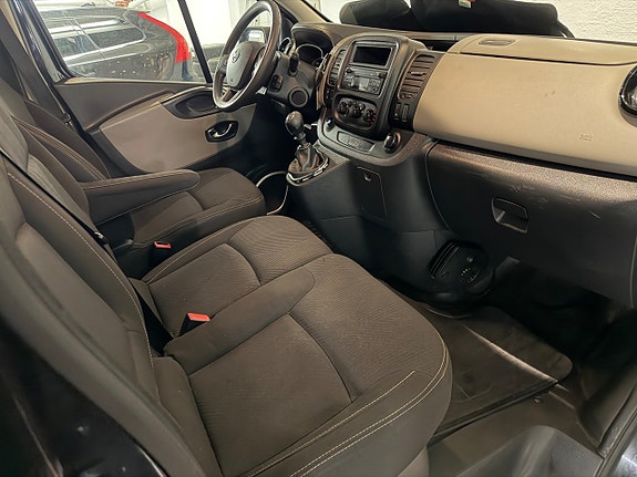 Nissan NV300 11 of 18