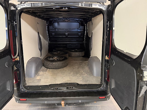 Nissan NV300 9 of 18