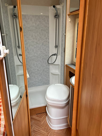 Adria 650SP.                          Fin, fukttestad UA, ny kamrem och ny besiktad 7 of 15