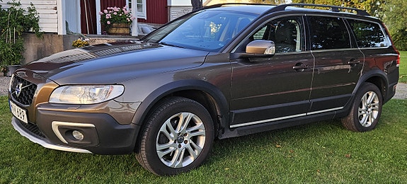 Volvo XC70 2 of 9