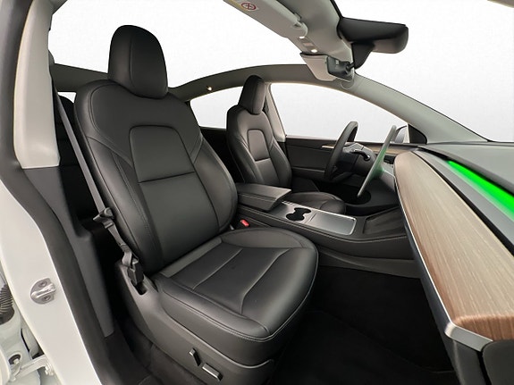 Tesla Model Y 23 of 30