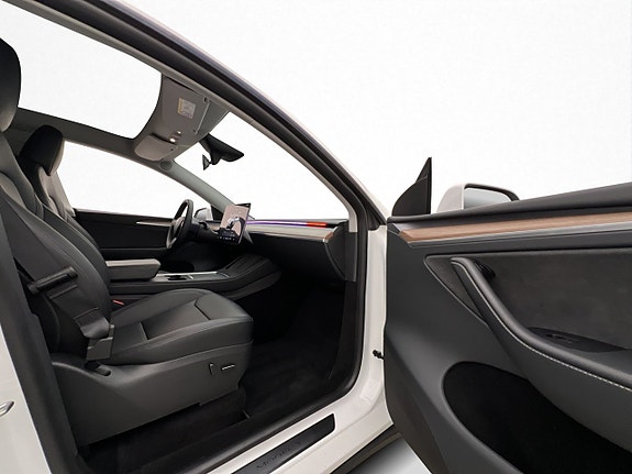Tesla Model Y 24 of 30