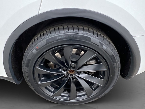 Tesla Model Y 28 of 30