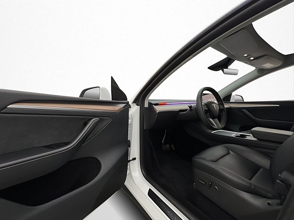 Tesla Model Y 10 of 30