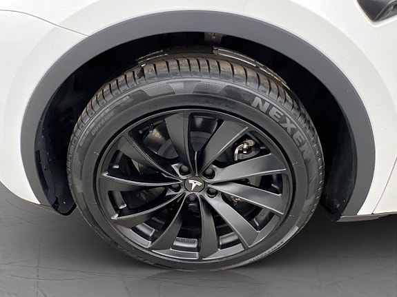 Tesla Model Y 27 of 30