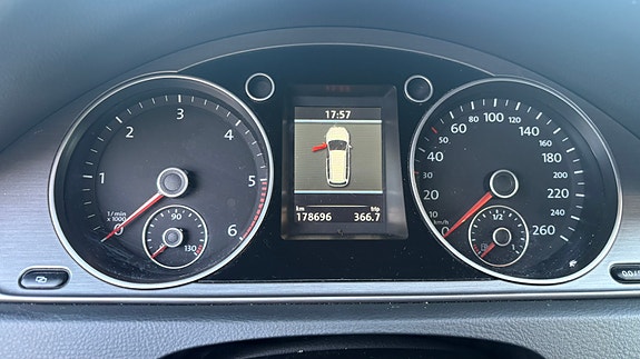 Volkswagen Passat 11 of 16