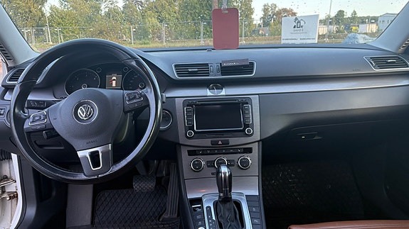 Volkswagen Passat 9 of 16