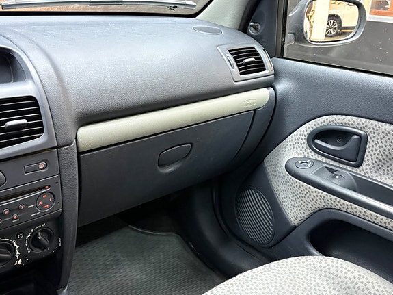 Renault Clio 18 of 18