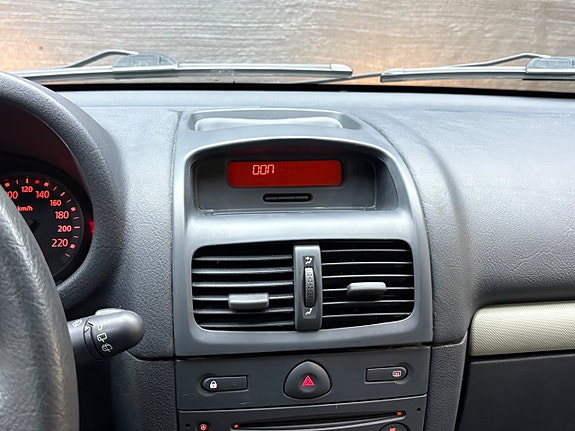 Renault Clio 15 of 18