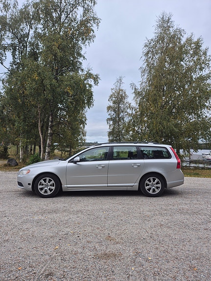 Volvo V70 2 of 9