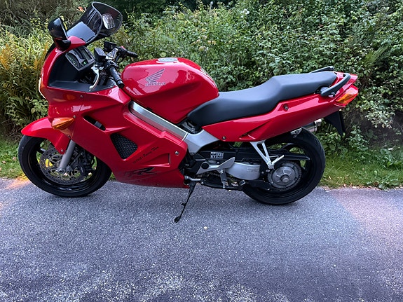 Honda VFR800FI LÅG MIL! 2 of 10