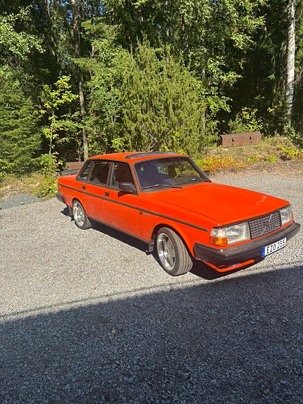 Volvo 240 3 of 8