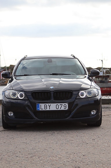 BMW 318d 2 of 10