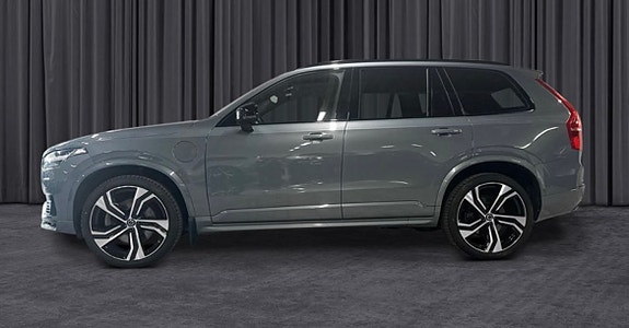 Volvo XC90 2 of 11