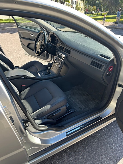Volvo V70 7 of 9