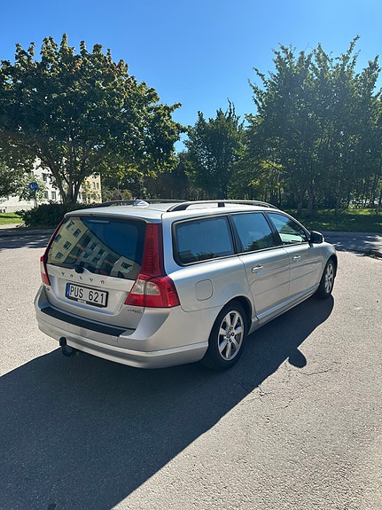Volvo V70 2 of 9