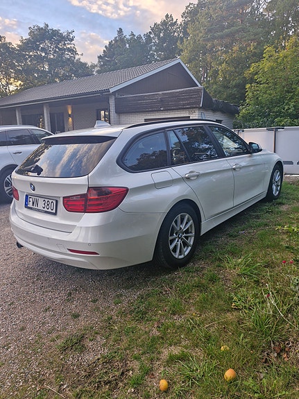 BMW 318d 2 of 5