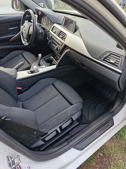 BMW 318d 4 of 5