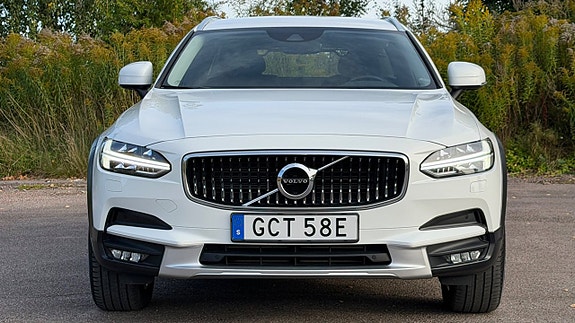Volvo V90 Cross Country 2 of 30