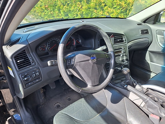 Volvo XC70 2 of 3