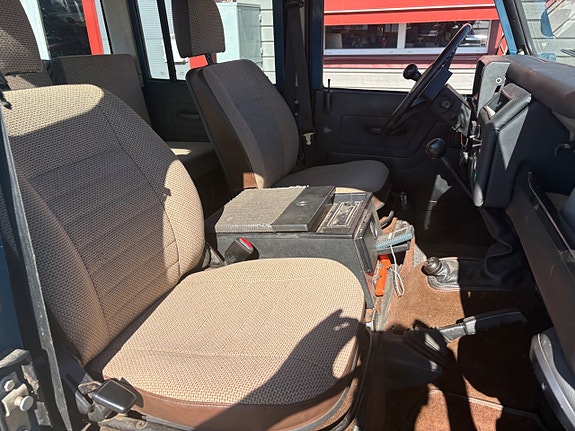 Land Rover Defender 110 8 of 10