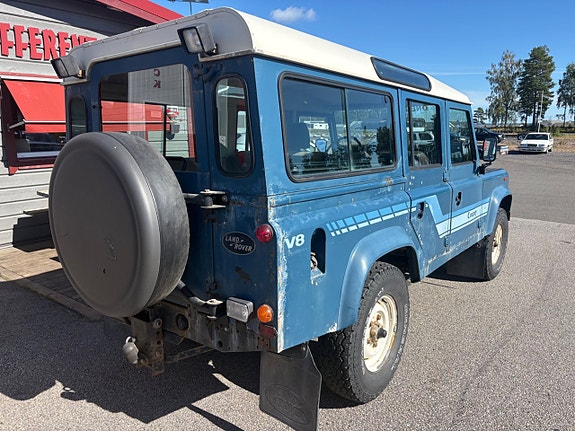 Land Rover Defender 110 3 of 10