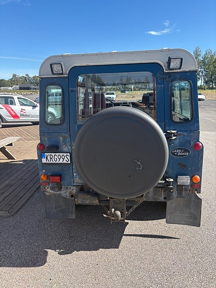 Land Rover Defender 110 5 of 10