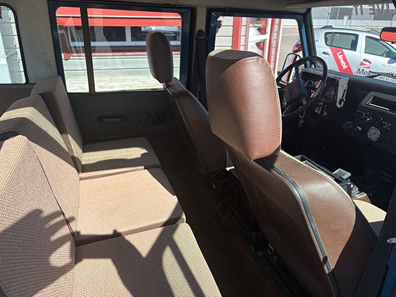 Land Rover Defender 110 7 of 10