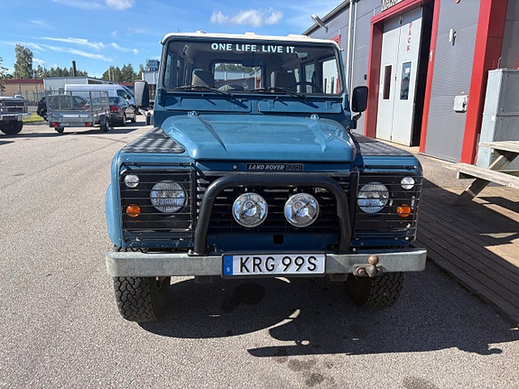 Land Rover Defender 110 4 of 10