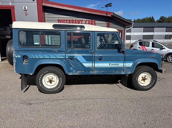 Land Rover Defender 110 2 of 10