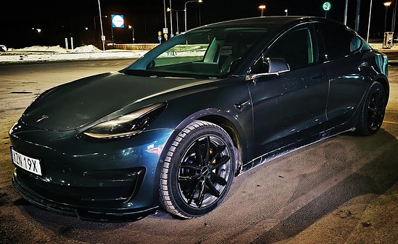 Tesla Model 3 2 of 7