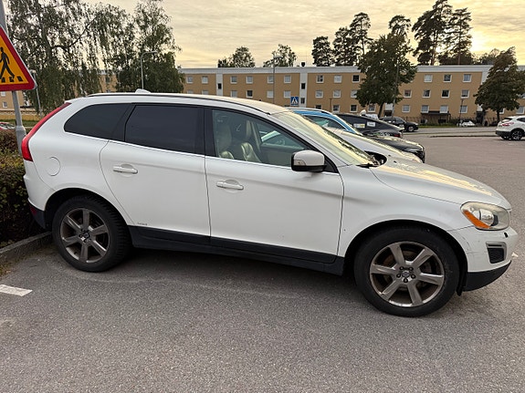 Volvo XC60 2 of 16