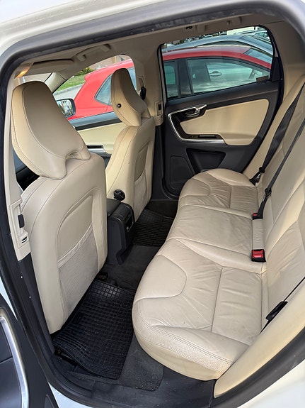 Volvo XC60 10 of 16