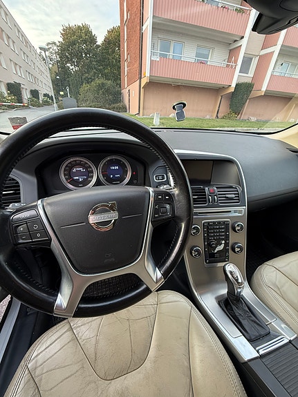 Volvo XC60 11 of 16