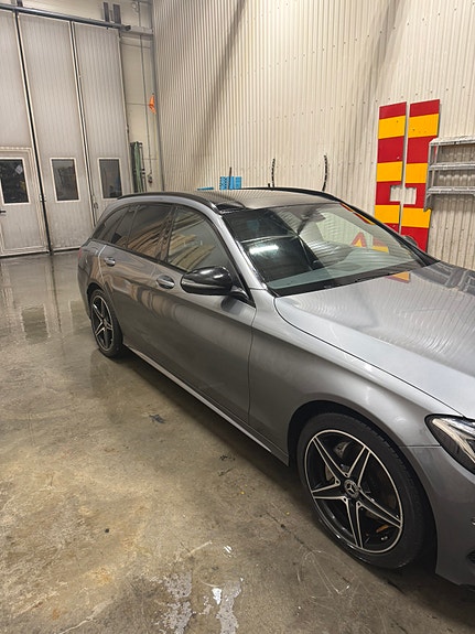 Mercedes-Benz C220 3 of 4